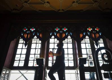 Imagen secundaria 1 - Varias fotografías de la librería Lello en 2016. 