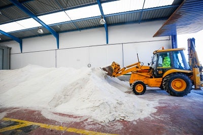 La sal se ha convertido en el aliado más leal para proteger la red de carreteras de la provincia de Granada durante la ola de frío del invierno.