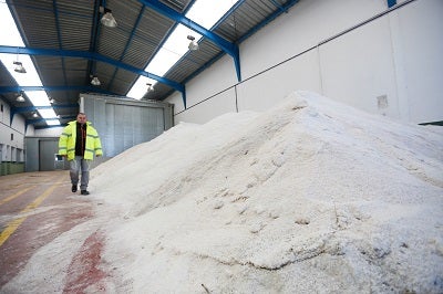 La sal se ha convertido en el aliado más leal para proteger la red de carreteras de la provincia de Granada durante la ola de frío del invierno.