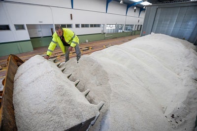 La sal se ha convertido en el aliado más leal para proteger la red de carreteras de la provincia de Granada durante la ola de frío del invierno.