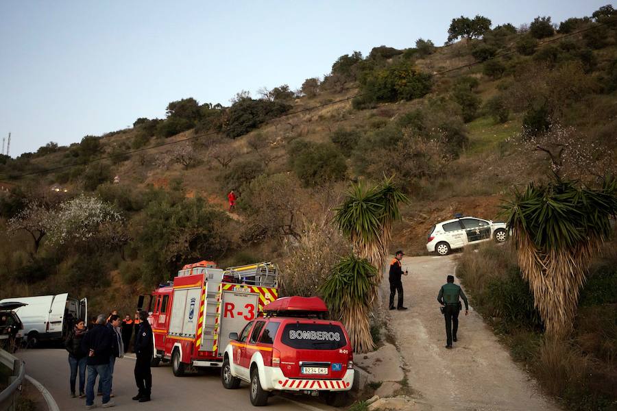 El pequeño cayó por un pozo de minúscula entrada y todavía no han logrado dar con él