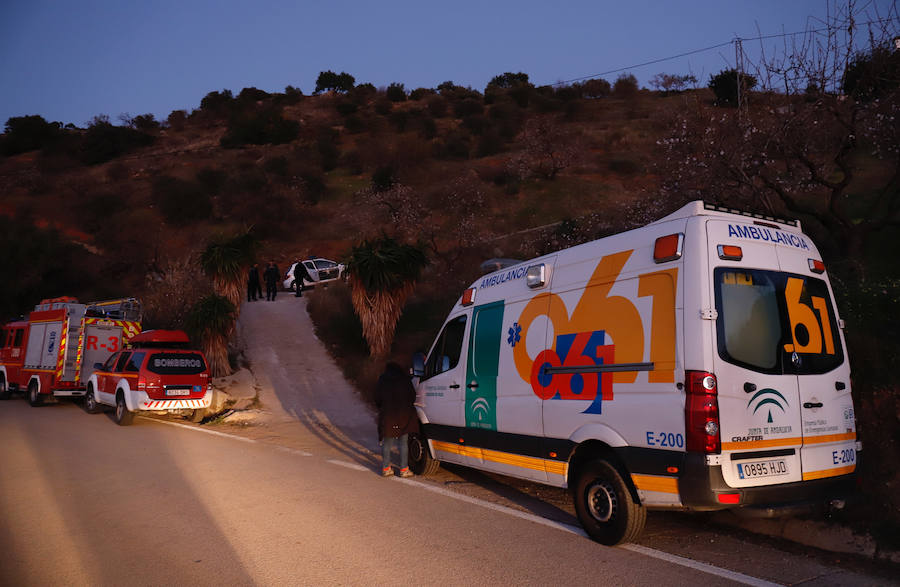 El pequeño cayó por un pozo de minúscula entrada y todavía no han logrado dar con él