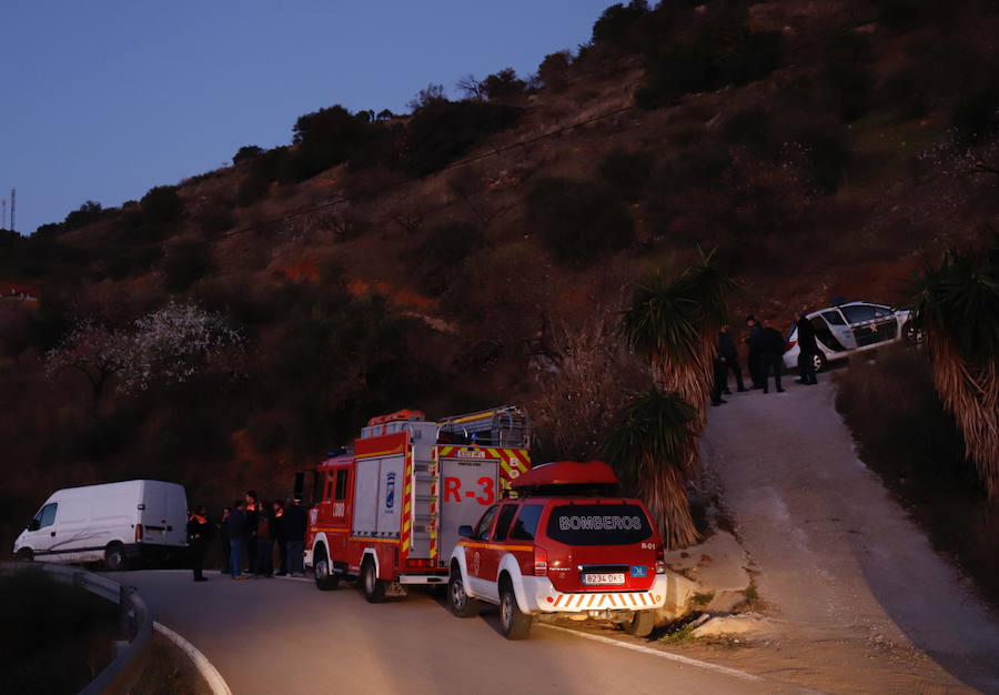 El pequeño cayó por un pozo de minúscula entrada y todavía no han logrado dar con él