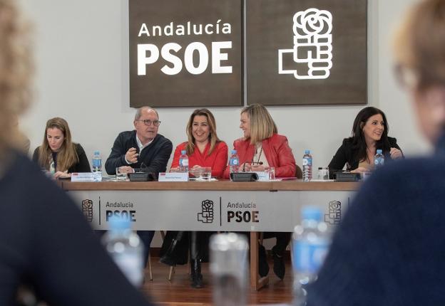 Susana Díaz, ayer, al inicio de la reunión de la ejecutiva de los socialistas andaluces. 