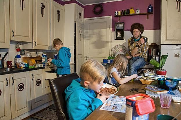 Juha Järvinen, perceptor de la renta básica en Finlandia, en la cocina de su casa junto a tres de sus seis hijos. 