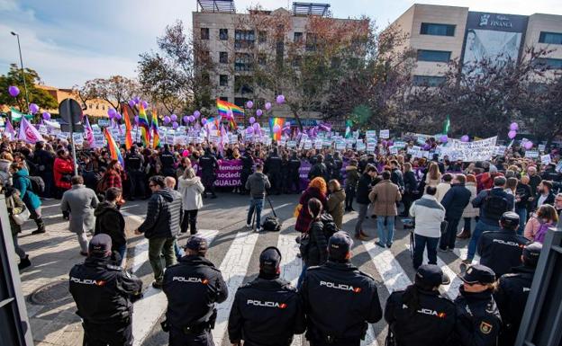 Concentración convocada por colectivos de mujeres bajo el lema '¡Nuestros derechos no se negocian. Ni un paso atrás en igualdad!'. Ante el Parlamento andaluz. 