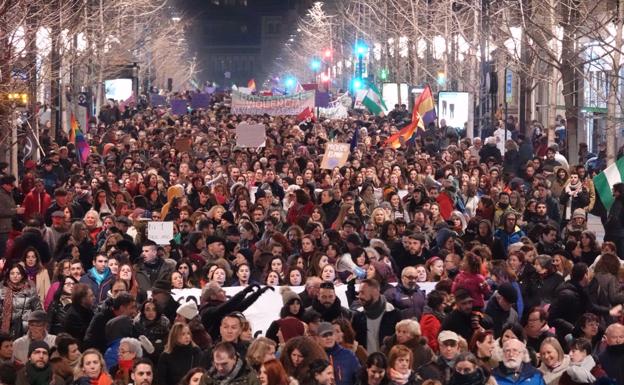 Miles de personas se manifestan en Granada por los derechos de las mujeres.