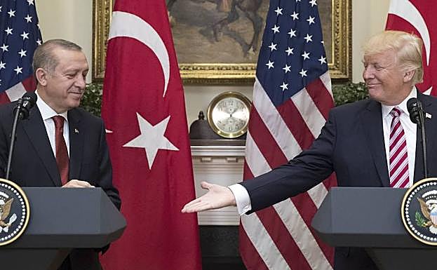 Trump y Erdogan se saludan, durante una rueda de prensa conjunta en la Casa Blanca en 2017.