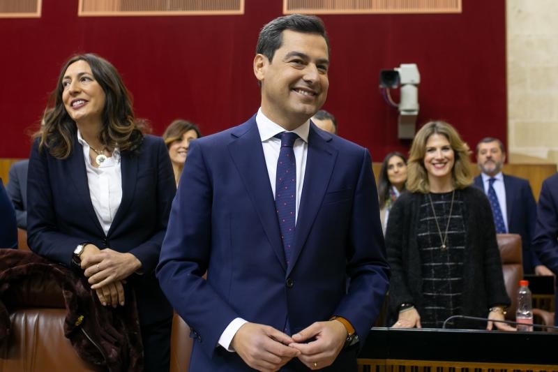 El líder del PP andaluz protagoniza el acto de investidura en el Parlamento