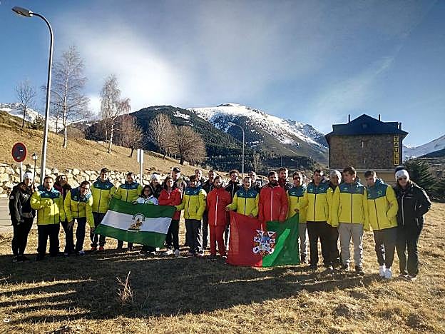 Los granadinos, en la Estación de Boí Taüll con las banderas de Andalucía y Granada.