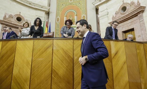 Juanma Moreno se dirige a la tribuna del Parlamento para pronunciar su discurso de investidura. 