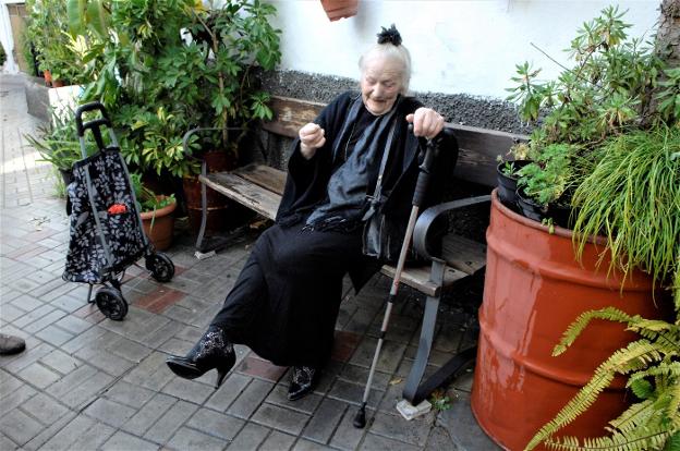 Eva María luce sus tacones en la placeta de Santa Ana de Lanjarón. 