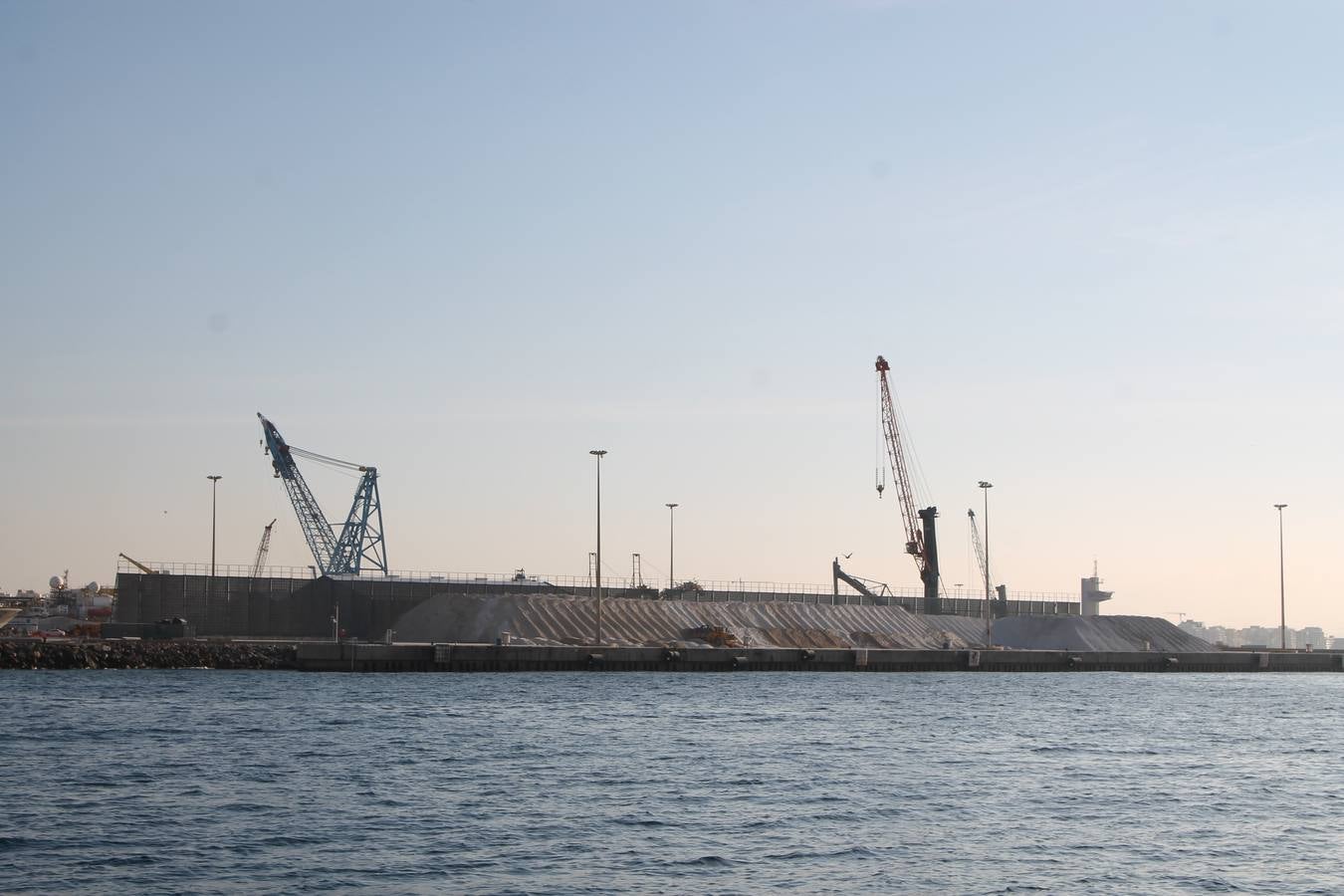 Junto a Salvamento Marítimo efectúa el primer test en Almería de un supuesto auxilio a un inmigrante caído al mar