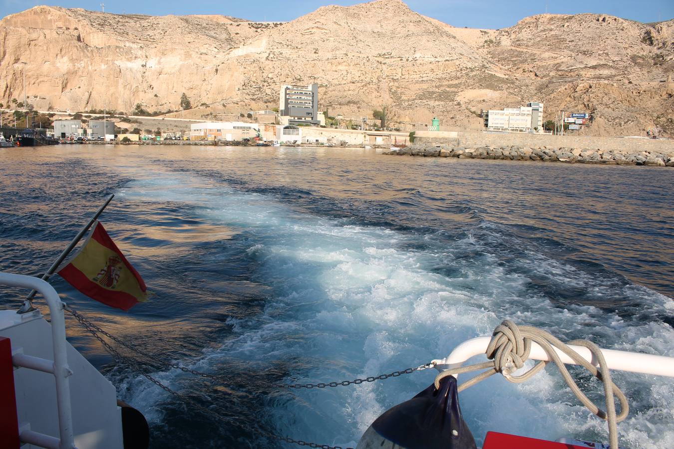 Junto a Salvamento Marítimo efectúa el primer test en Almería de un supuesto auxilio a un inmigrante caído al mar