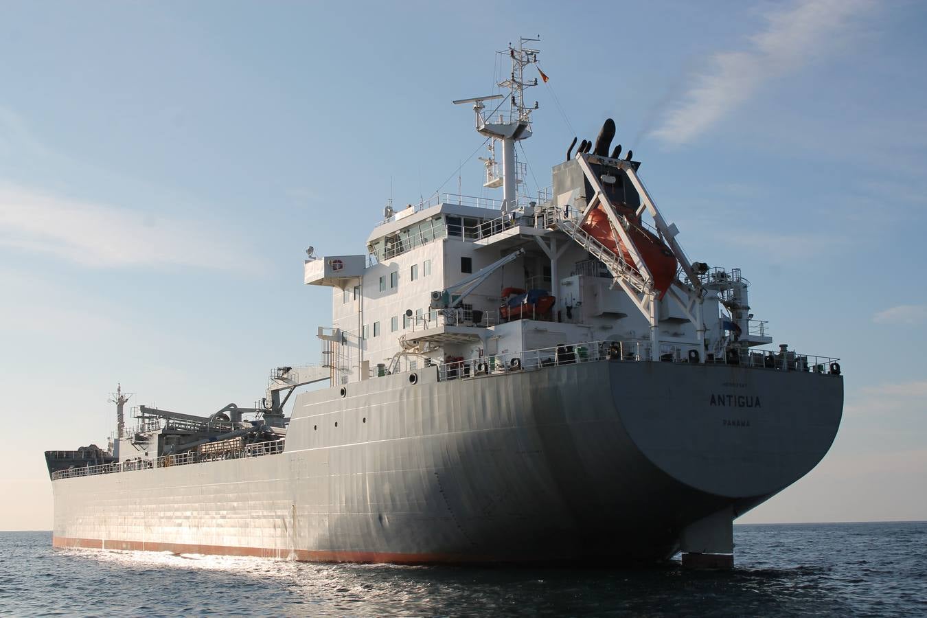 Junto a Salvamento Marítimo efectúa el primer test en Almería de un supuesto auxilio a un inmigrante caído al mar