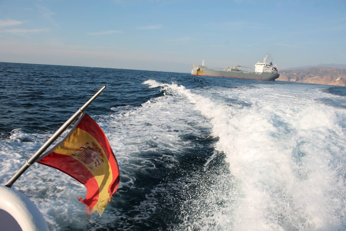 Junto a Salvamento Marítimo efectúa el primer test en Almería de un supuesto auxilio a un inmigrante caído al mar