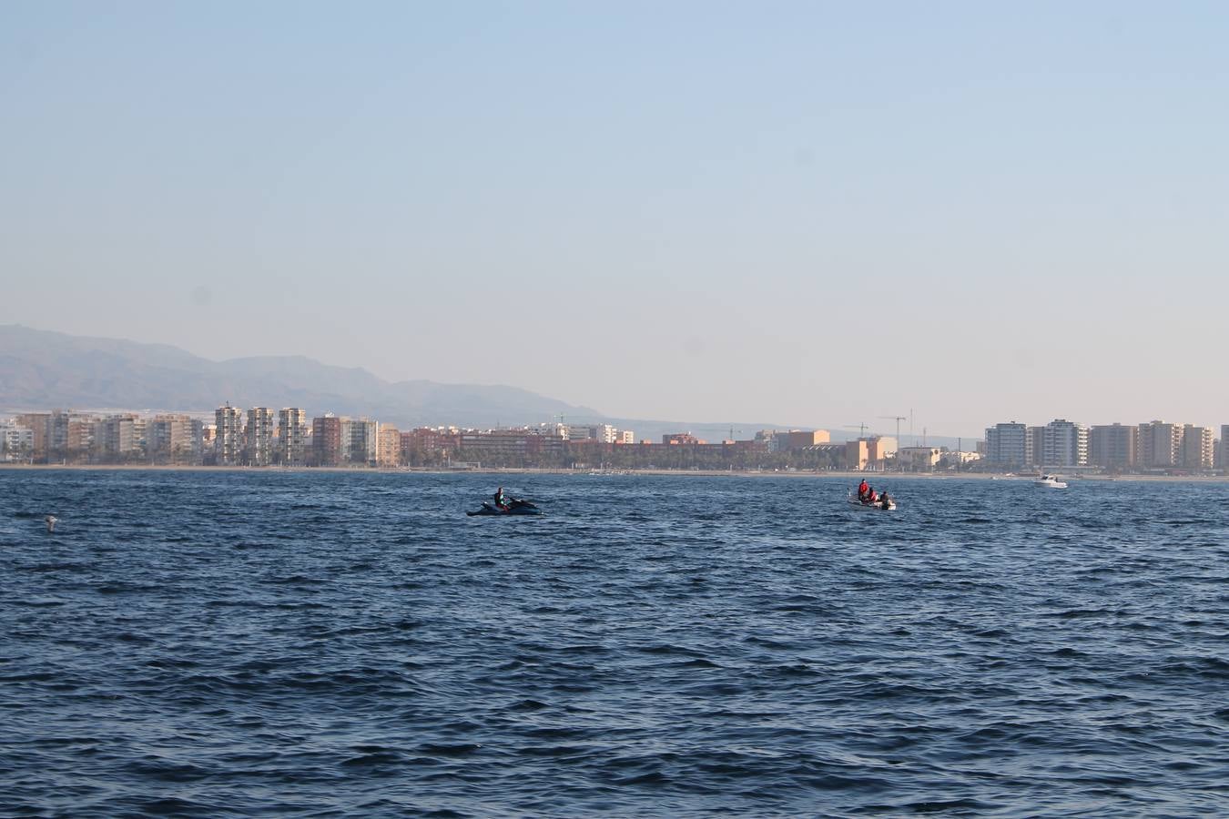 Junto a Salvamento Marítimo efectúa el primer test en Almería de un supuesto auxilio a un inmigrante caído al mar