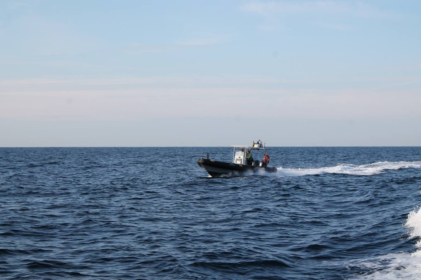 Junto a Salvamento Marítimo efectúa el primer test en Almería de un supuesto auxilio a un inmigrante caído al mar