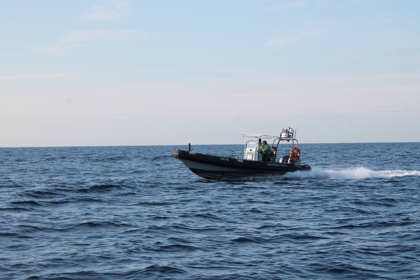 Junto a Salvamento Marítimo efectúa el primer test en Almería de un supuesto auxilio a un inmigrante caído al mar