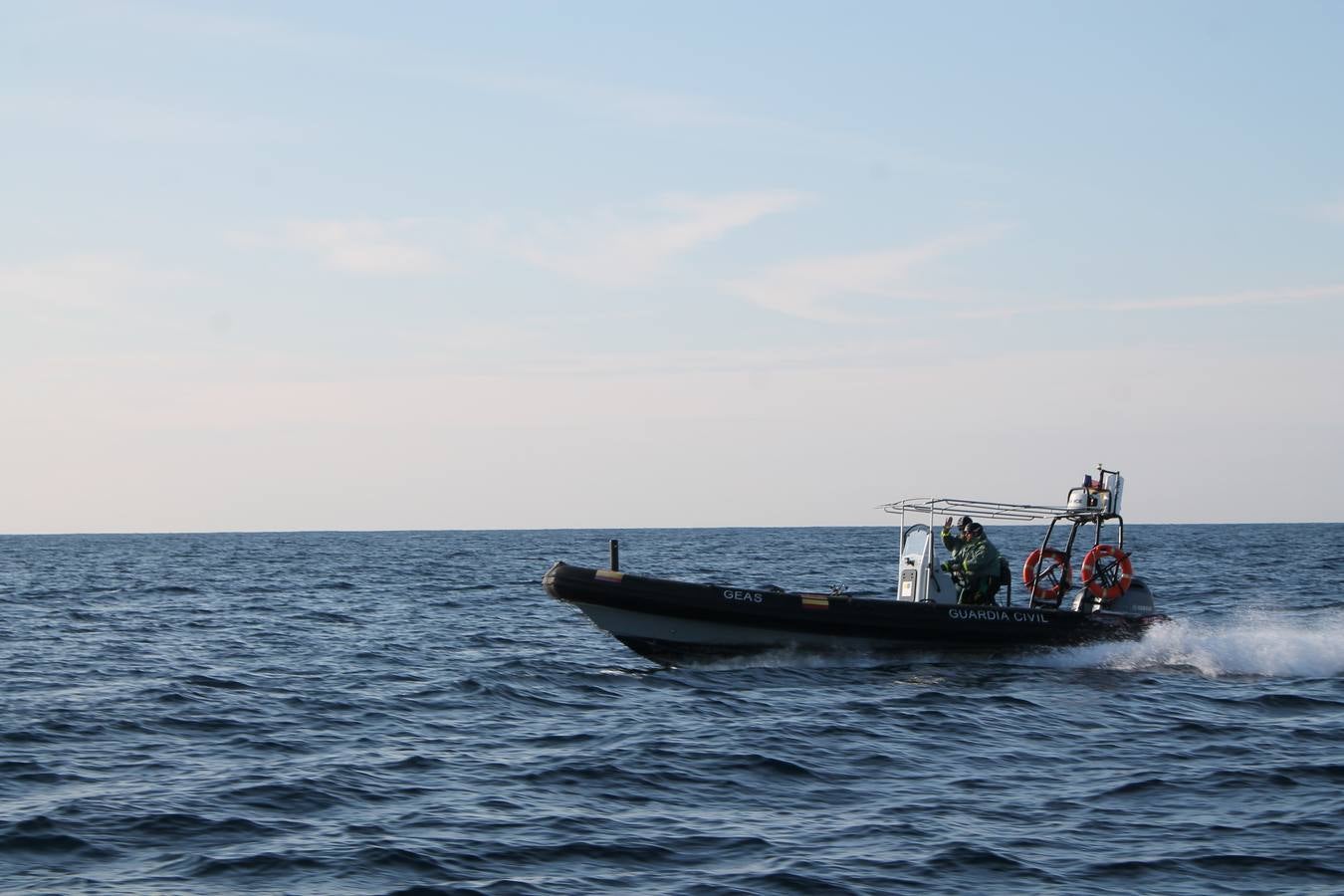 Junto a Salvamento Marítimo efectúa el primer test en Almería de un supuesto auxilio a un inmigrante caído al mar