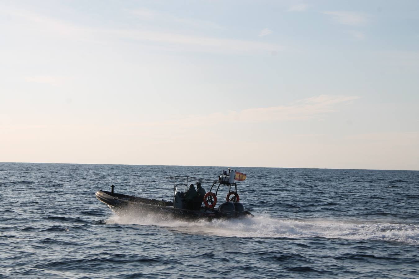 Junto a Salvamento Marítimo efectúa el primer test en Almería de un supuesto auxilio a un inmigrante caído al mar