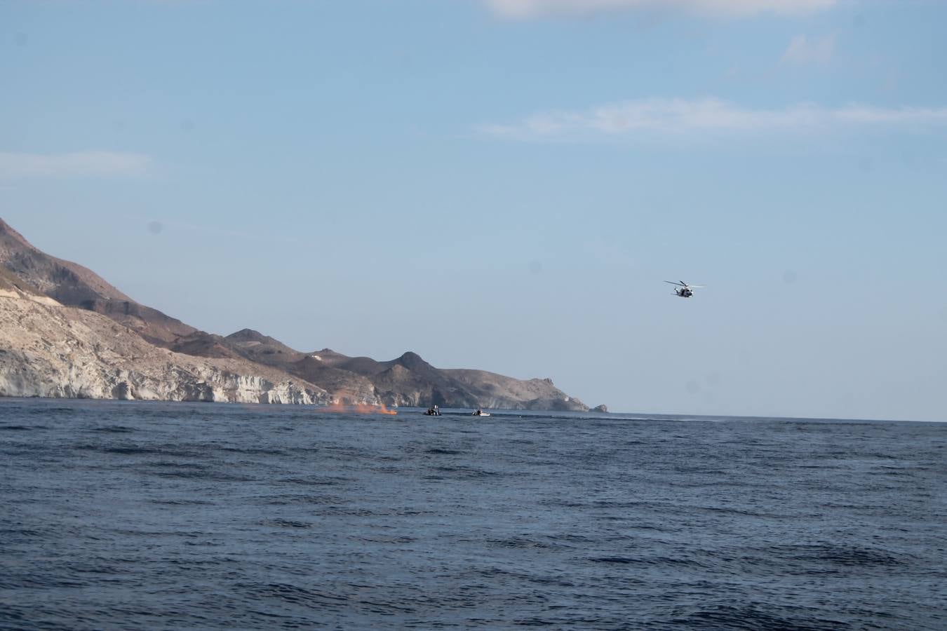 Junto a Salvamento Marítimo efectúa el primer test en Almería de un supuesto auxilio a un inmigrante caído al mar