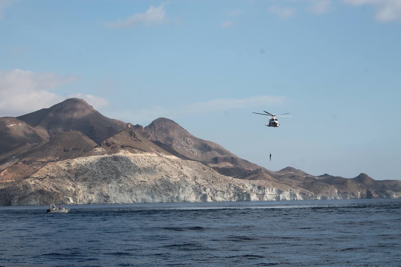 Junto a Salvamento Marítimo efectúa el primer test en Almería de un supuesto auxilio a un inmigrante caído al mar