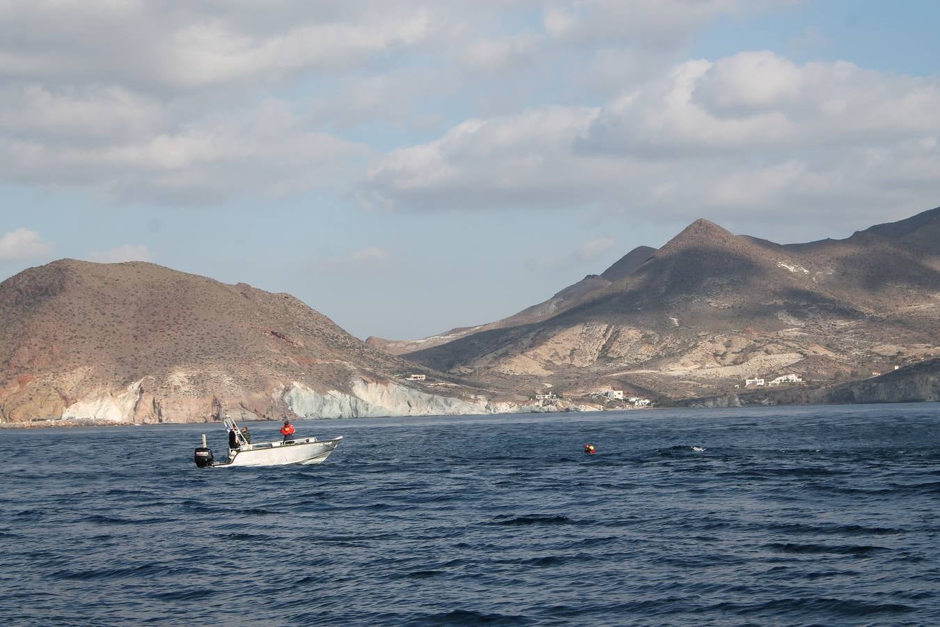 Junto a Salvamento Marítimo efectúa el primer test en Almería de un supuesto auxilio a un inmigrante caído al mar