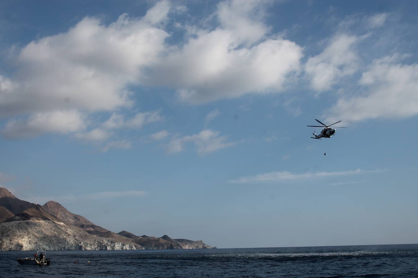 Junto a Salvamento Marítimo efectúa el primer test en Almería de un supuesto auxilio a un inmigrante caído al mar