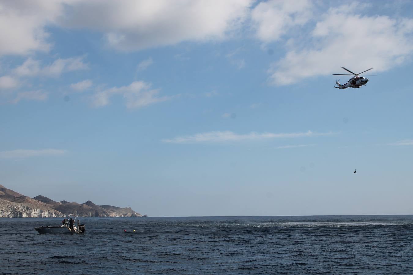 Junto a Salvamento Marítimo efectúa el primer test en Almería de un supuesto auxilio a un inmigrante caído al mar