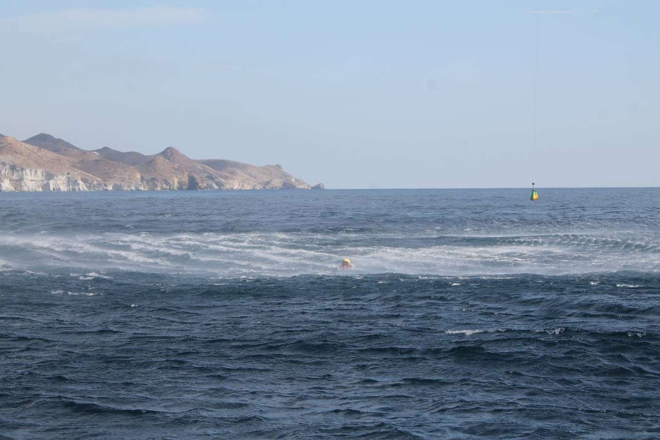Junto a Salvamento Marítimo efectúa el primer test en Almería de un supuesto auxilio a un inmigrante caído al mar