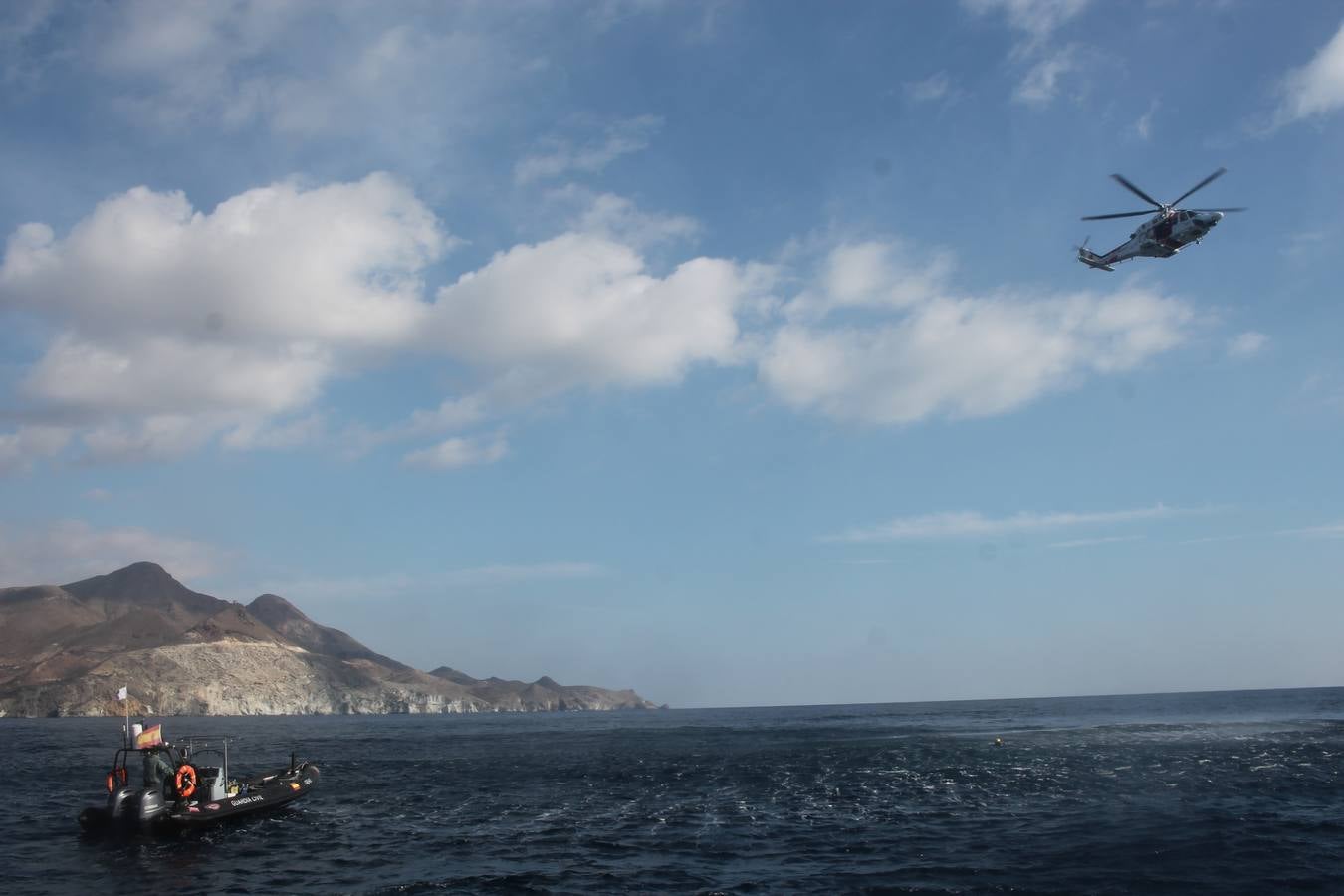 Junto a Salvamento Marítimo efectúa el primer test en Almería de un supuesto auxilio a un inmigrante caído al mar