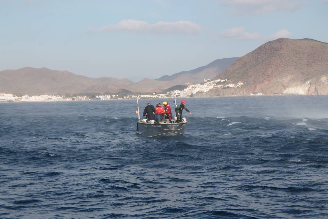 Junto a Salvamento Marítimo efectúa el primer test en Almería de un supuesto auxilio a un inmigrante caído al mar