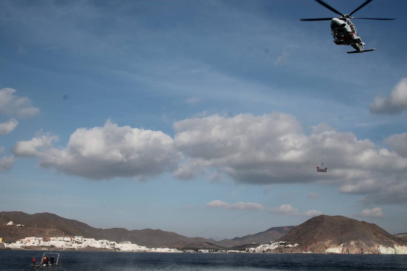 Junto a Salvamento Marítimo efectúa el primer test en Almería de un supuesto auxilio a un inmigrante caído al mar