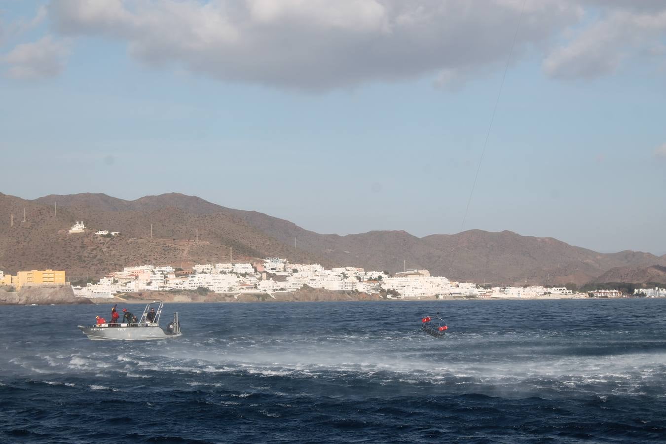 Junto a Salvamento Marítimo efectúa el primer test en Almería de un supuesto auxilio a un inmigrante caído al mar