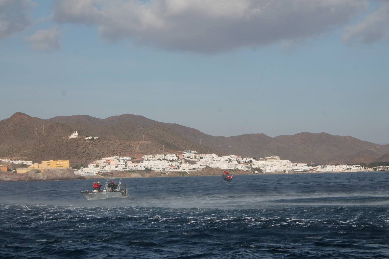Junto a Salvamento Marítimo efectúa el primer test en Almería de un supuesto auxilio a un inmigrante caído al mar