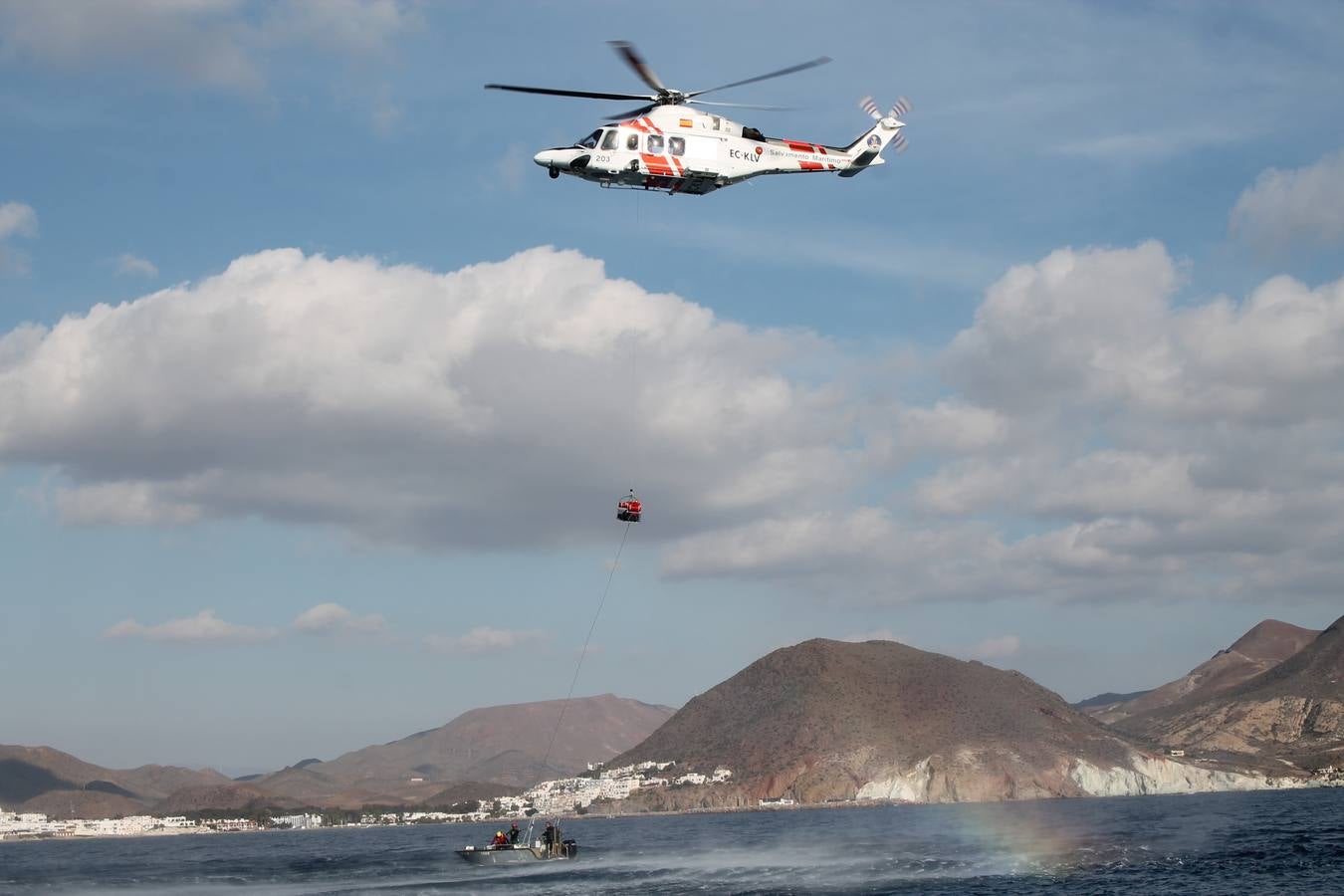 Junto a Salvamento Marítimo efectúa el primer test en Almería de un supuesto auxilio a un inmigrante caído al mar