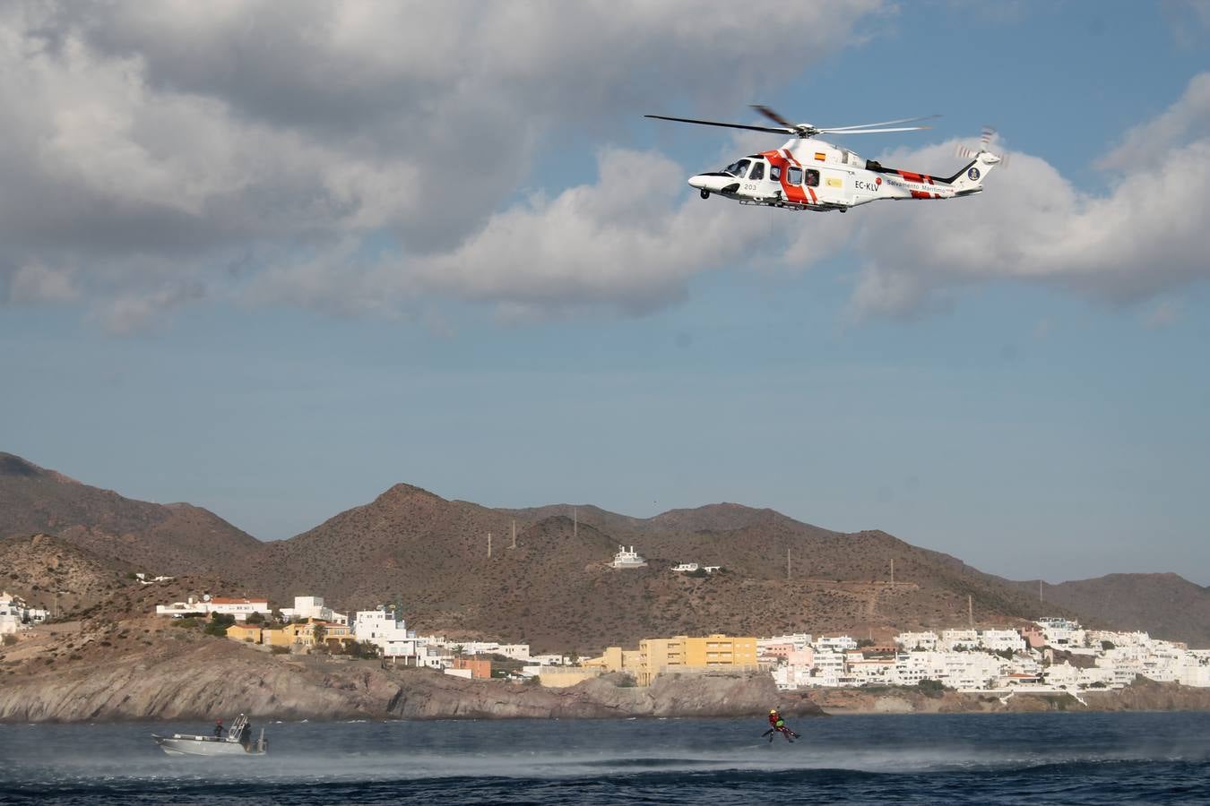Junto a Salvamento Marítimo efectúa el primer test en Almería de un supuesto auxilio a un inmigrante caído al mar