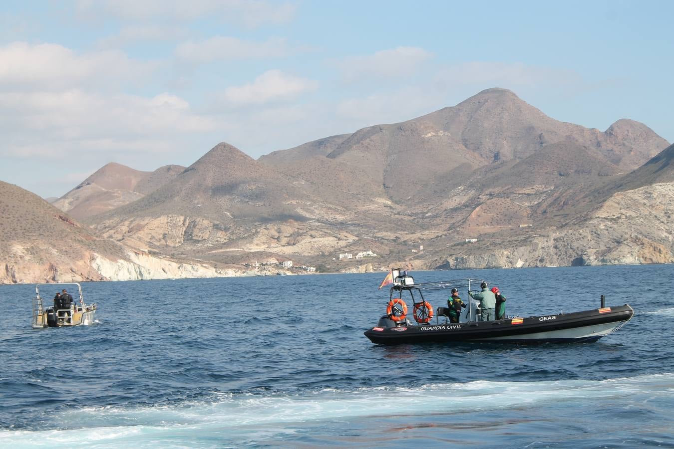 Junto a Salvamento Marítimo efectúa el primer test en Almería de un supuesto auxilio a un inmigrante caído al mar