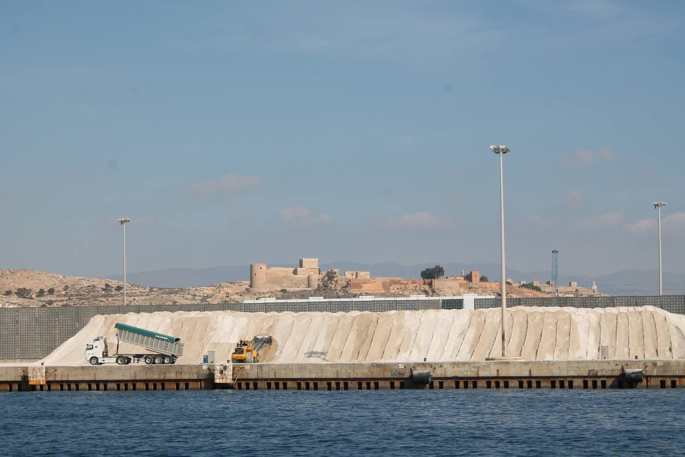 Junto a Salvamento Marítimo efectúa el primer test en Almería de un supuesto auxilio a un inmigrante caído al mar