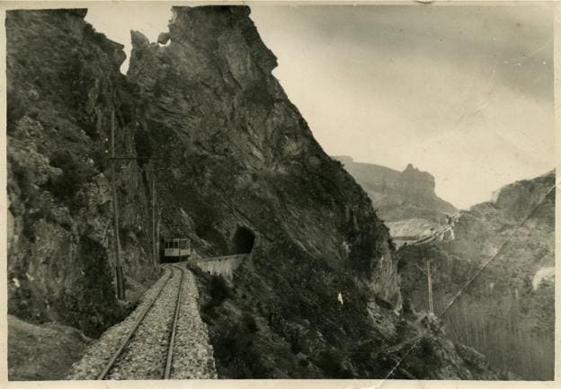 El tranvía, a su paso por el túnel nº8 de los Pollos de Canalero, cerca de la Cañada de Nítar. Año 1943. 