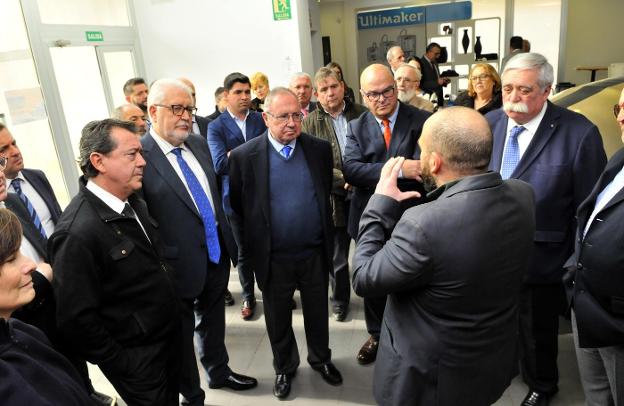 José Luis Bonet, en el centro, visita el Campus Científico y Tecnológico junto con autoridades. 