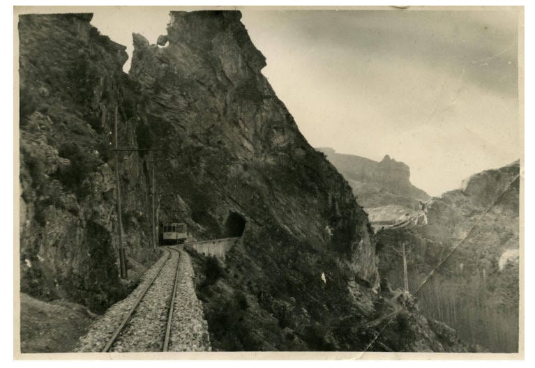 Túnel nº 8 de los Pollos de Canalero, cerca de la Cañada de Nítar (Granada), acabando de pasar por él un tranvía. 16 de febrero de 1943.