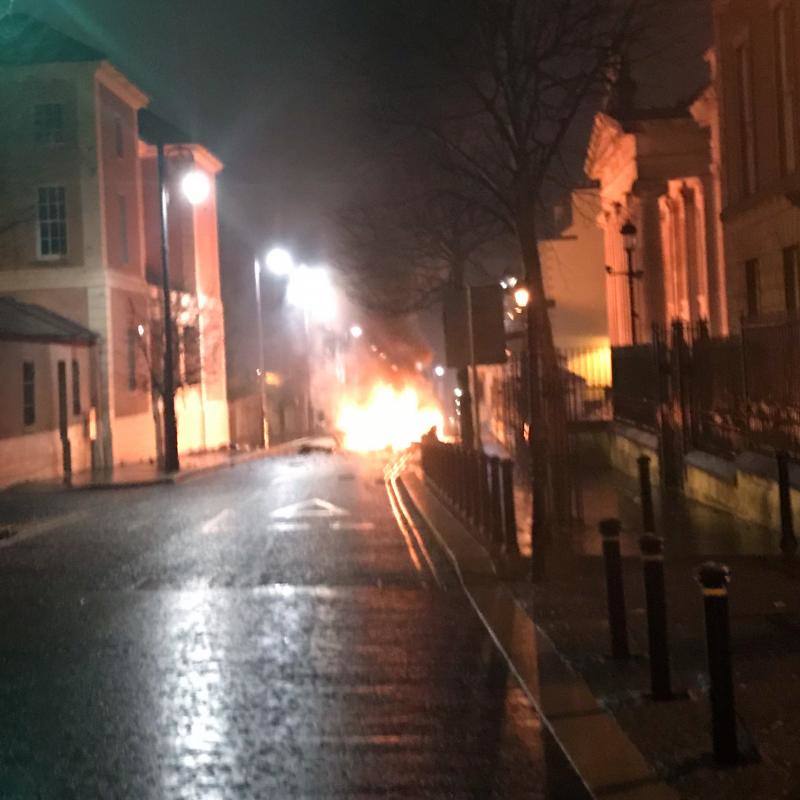 Imagen tras la explosión del coche-bomba en Londonderry.