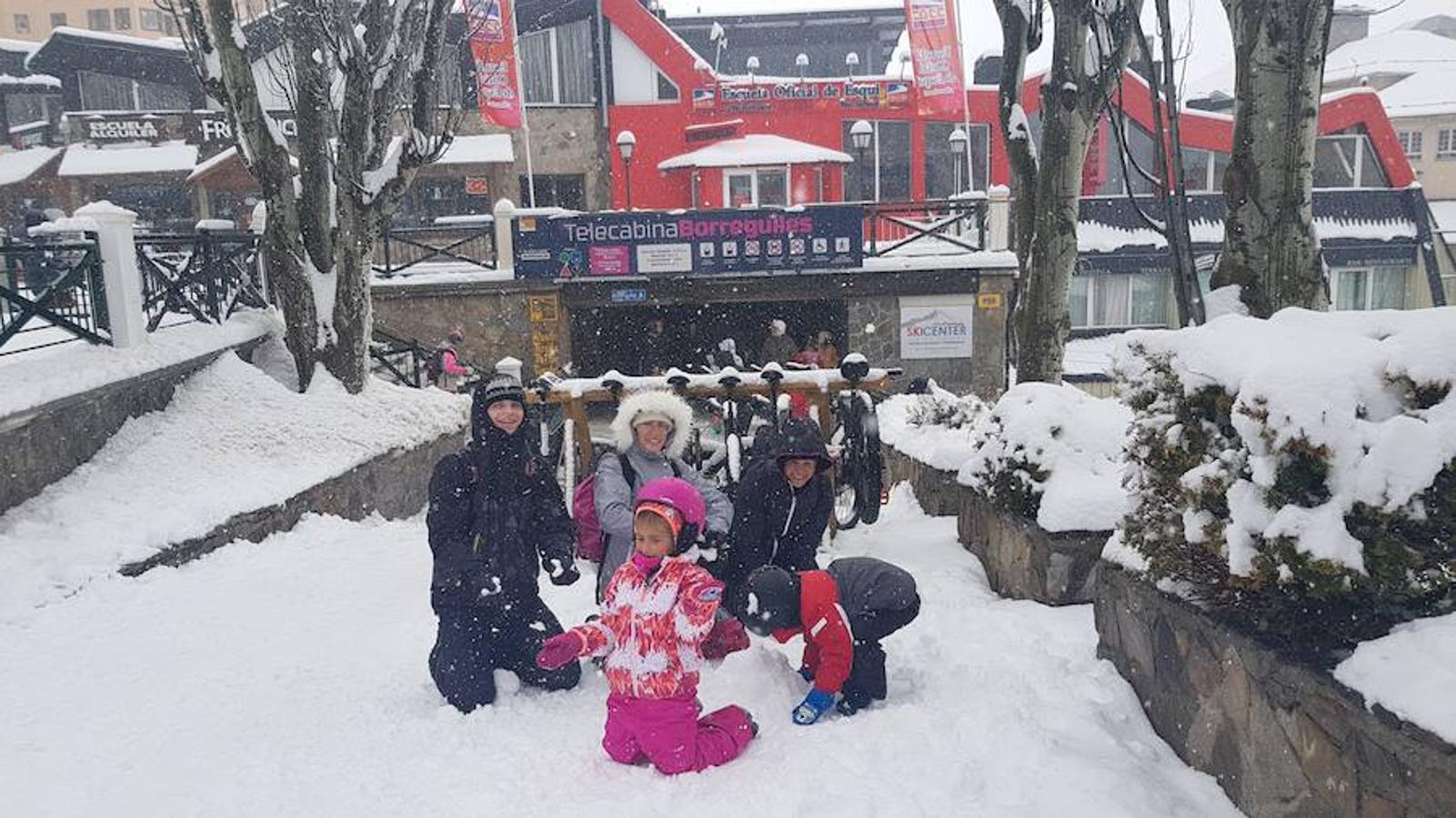 Horas de mucha nieve en la estación dejan imágenes típicamente invernales