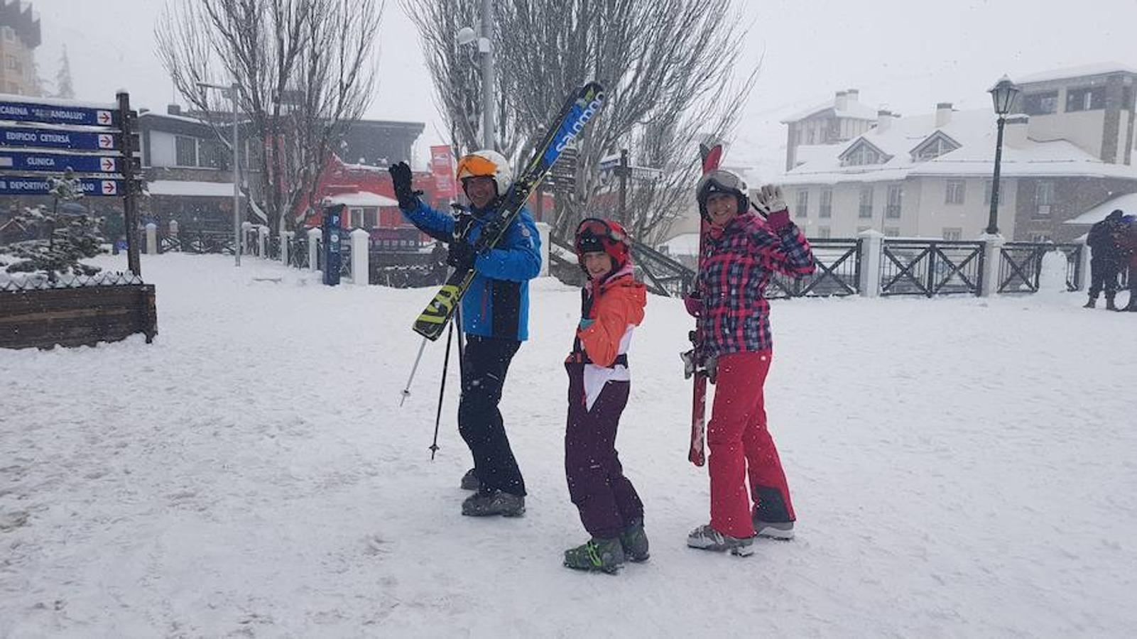Horas de mucha nieve en la estación dejan imágenes típicamente invernales