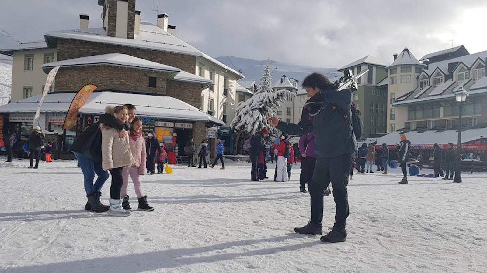 Horas de mucha nieve en la estación dejan imágenes típicamente invernales