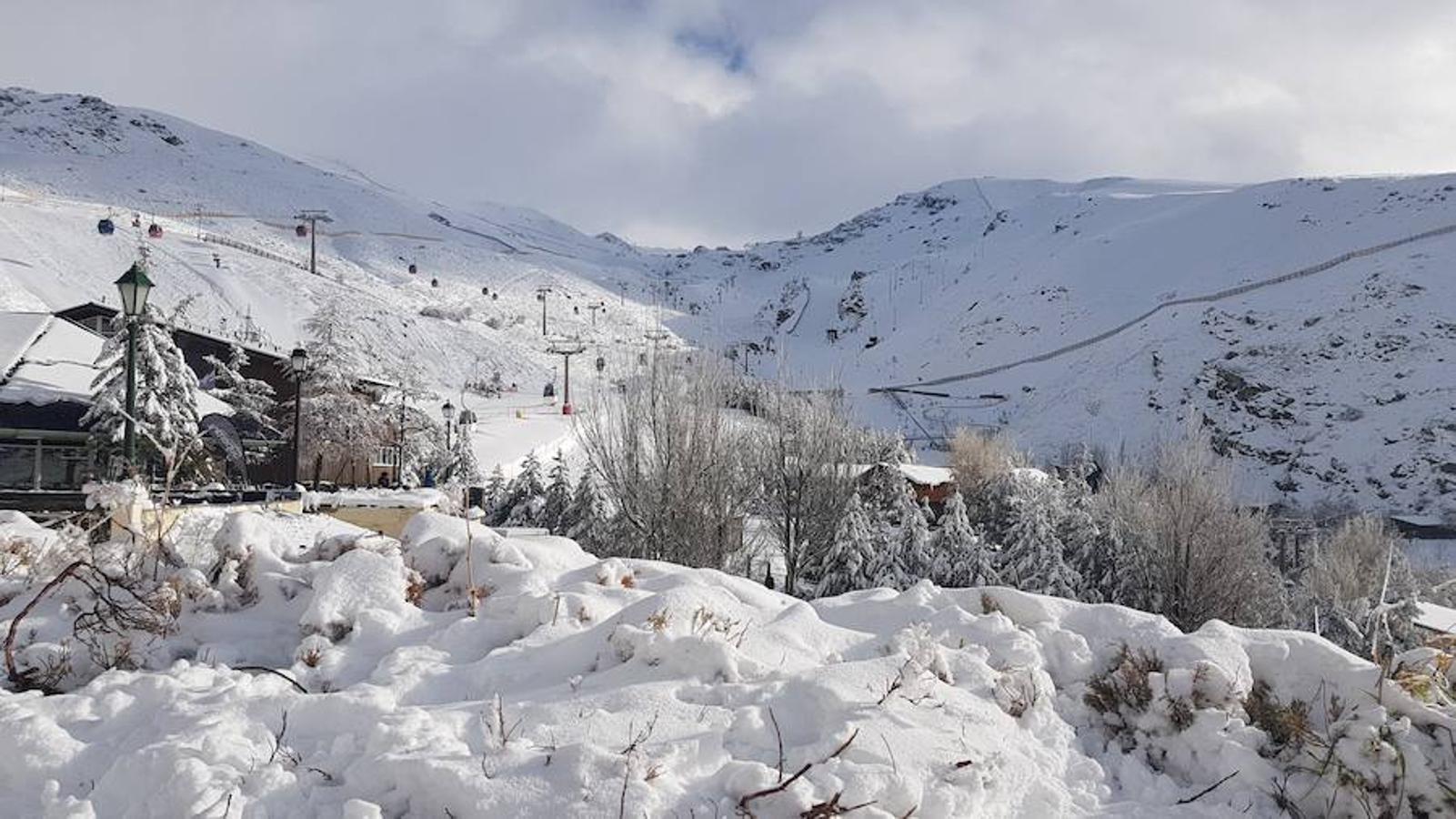 Horas de mucha nieve en la estación dejan imágenes típicamente invernales