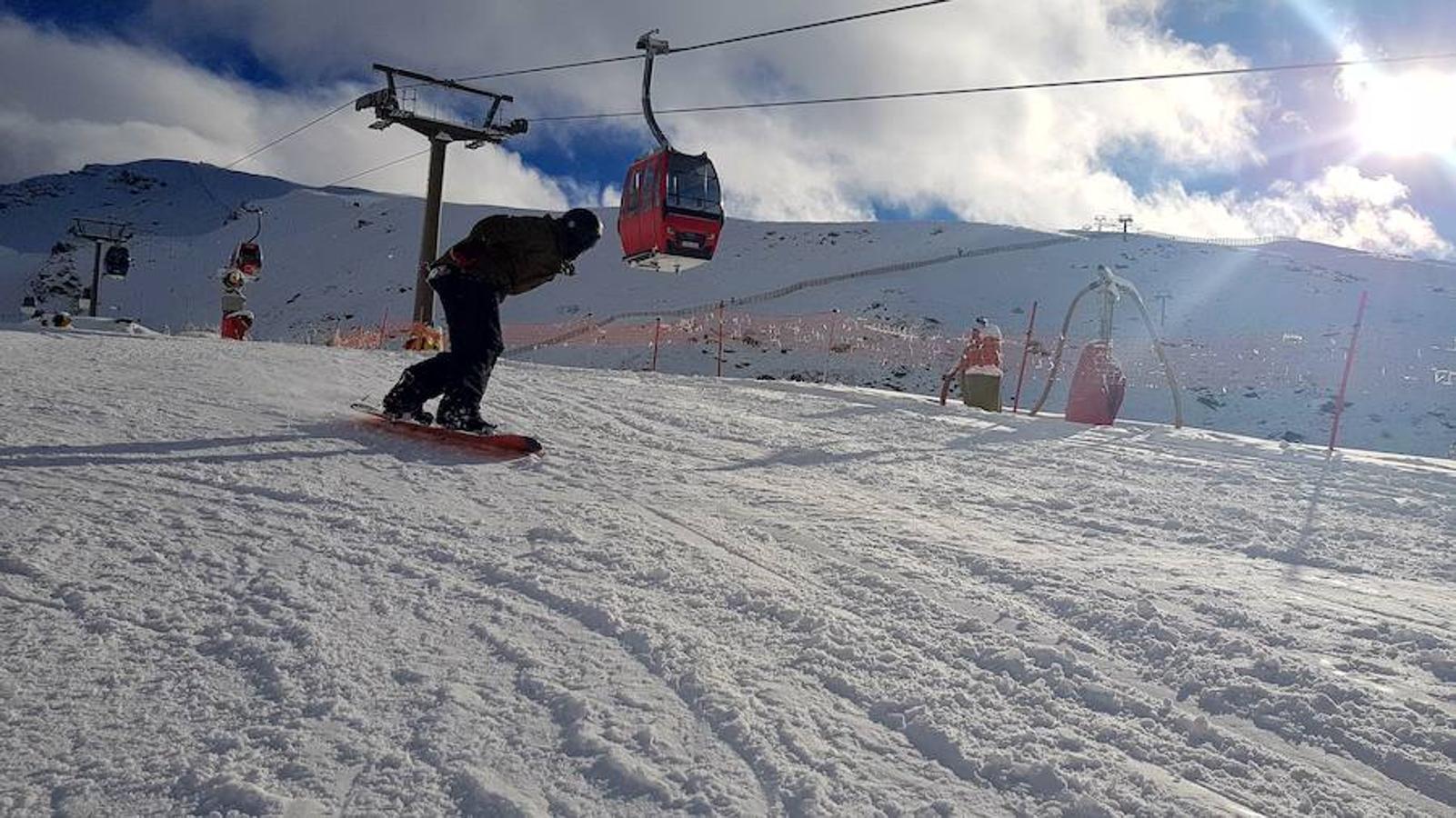 Horas de mucha nieve en la estación dejan imágenes típicamente invernales