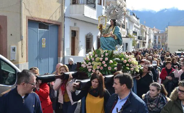 Subida de San Sebastián acompañado de la Virgen de la Aurora a su ermita, en Órgiva